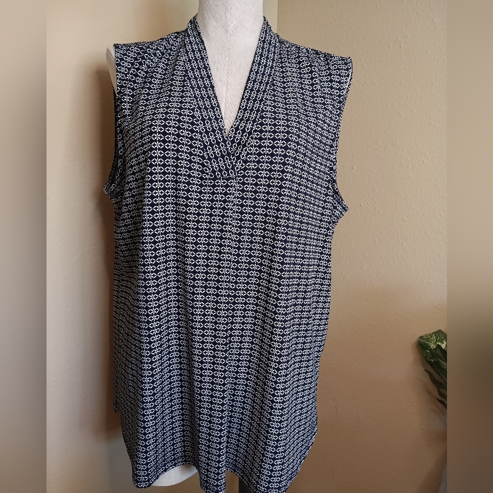 Sleeveless V-Neck Patterned Blouse Jones New York XL